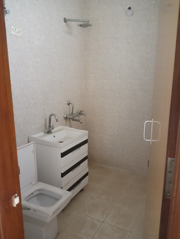 Bathroom, sector 31 3 Bedroom 250 Sq.Yd. Builder Floor In Sector 31 Faridabad 9043199