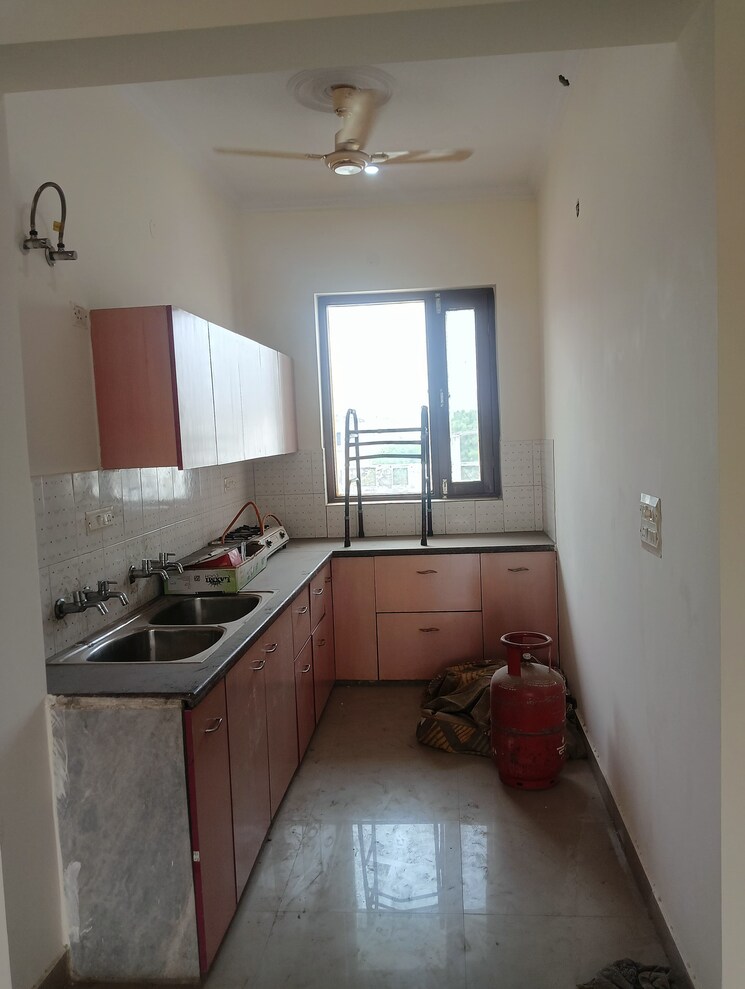 Kitchen, sector 31 3 Bedroom 250 Sq.Yd. Builder Floor In Sector 31 Faridabad 9043199