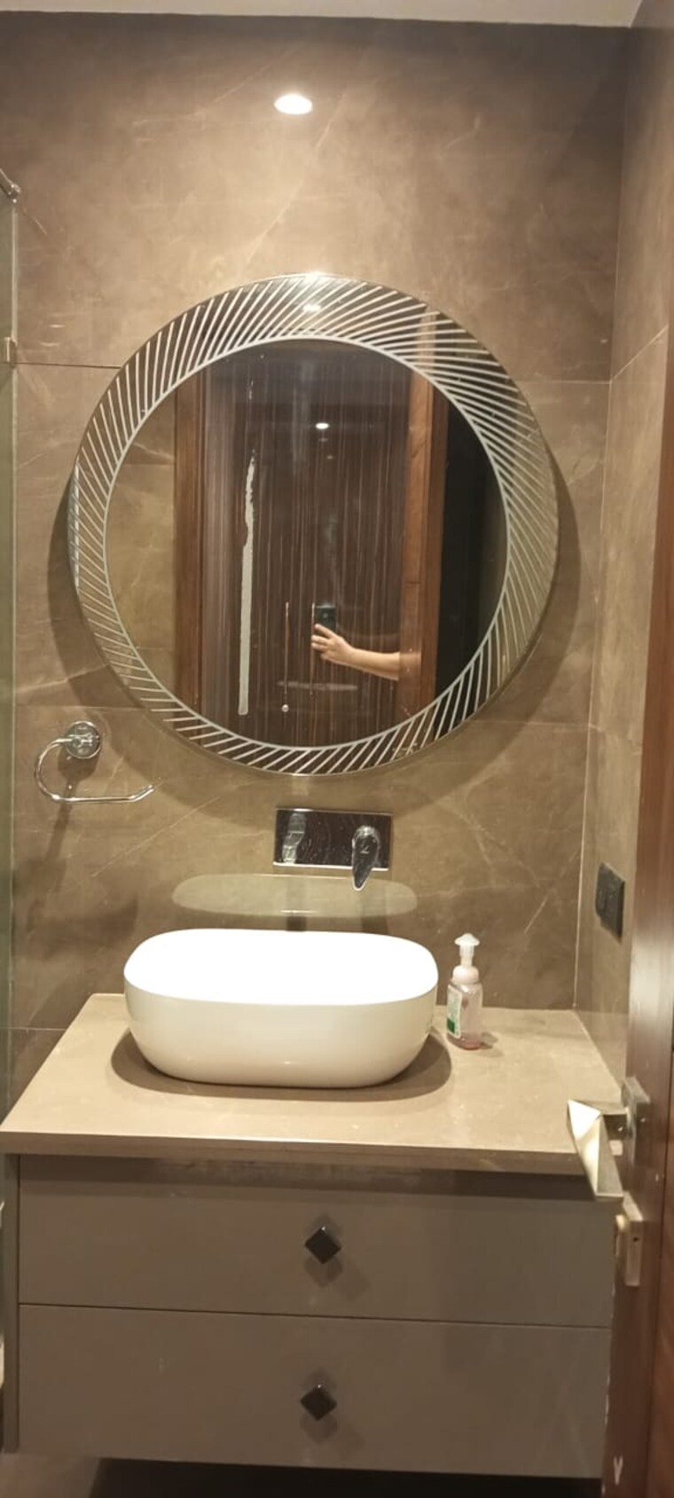 Bathroom, east of kailash 3 Bedroom 1800 Sq.Ft. Builder Floor In East Of Kailash Delhi 9043244