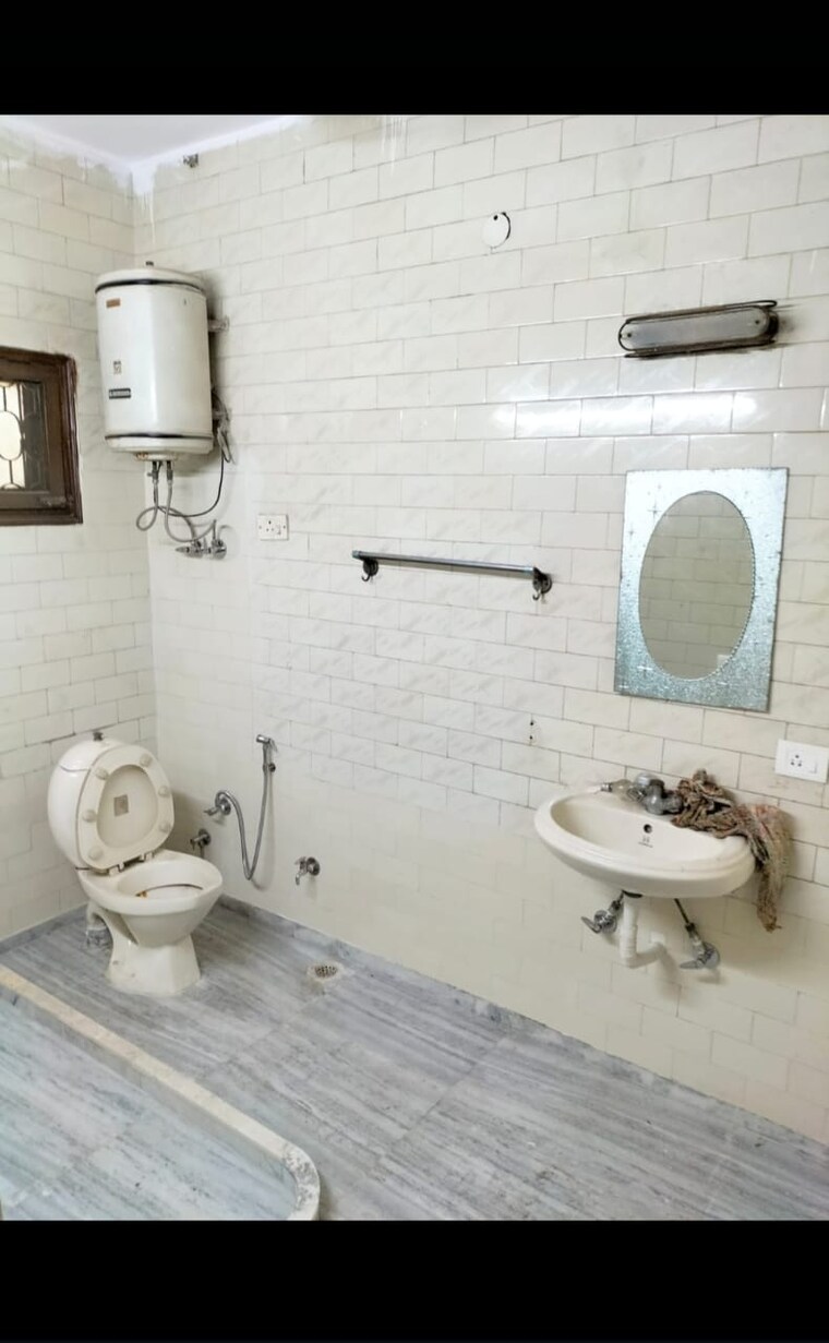 Bathroom, dayanand colony 2 Bedroom 900 Sq.Ft. Builder Floor In Dayanand Colony Delhi 9043371