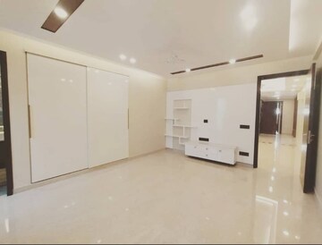 Room in 3.5 BHK Apartment at Ambience Island Lagoon, Sector 24 – for Rent