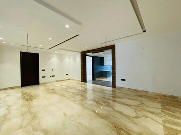 Room in 4 BHK Apartment at Ambience Island, Sector 24 – for Rent