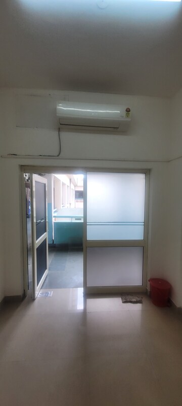 Room in  Office Space at Ansal Sushant Shopping Arcade, Sector 27 – for Rent