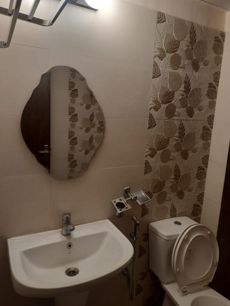 Bathroom, golden-arcadia-hillocks 3 Bedroom 2400 Sq.Ft. Builder Floor In Danion Ka Danda Dehradun 9043449