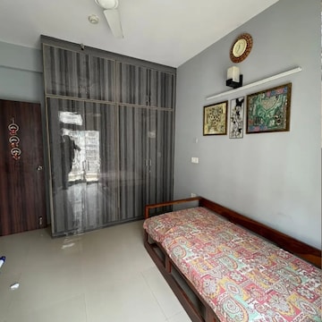 Bedroom in 2 BHK Apartment at Kandivali West – for Rent