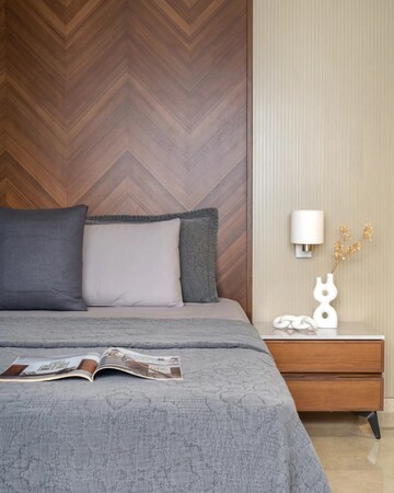 Bedroom in 3 BHK Apartment at Andheri West – for Rent