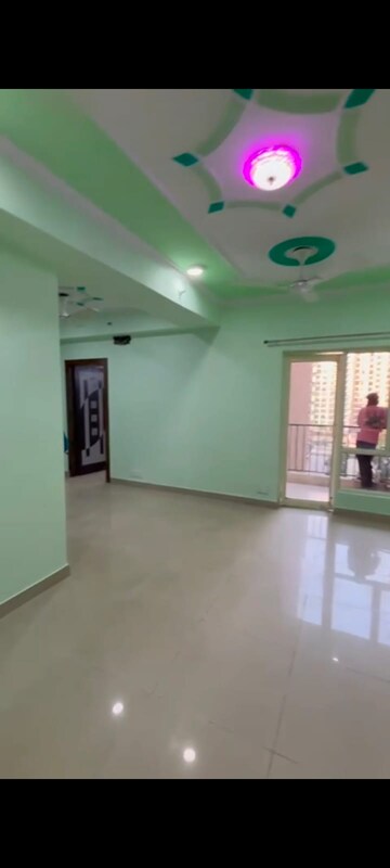 Room in 2.5 BHK Apartment at Panchsheel Greens, Sector 16 Greater Noida – for Sale