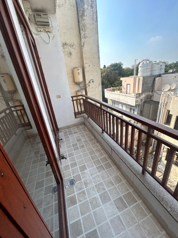 Balcony, kirti nagar 4 Bedroom 300 Sq.Yd. Builder Floor In Kirti Nagar Delhi 9043501