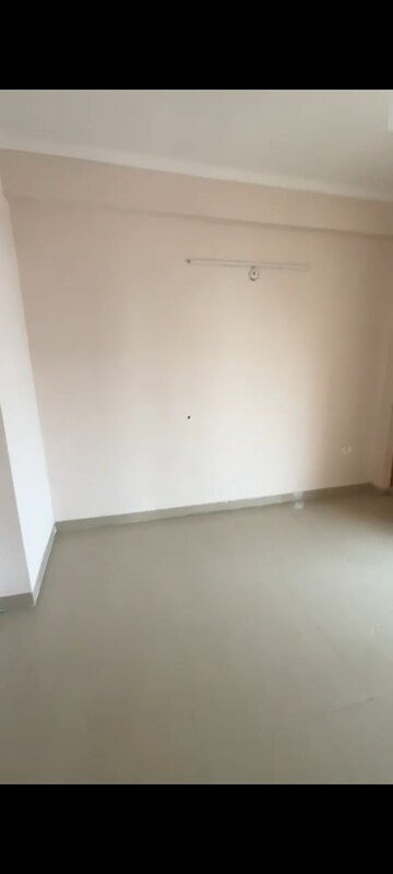 Room in 3 BHK Apartment at Amrapali Golf Homes, Sector 4 Greater Noida – for Sale
