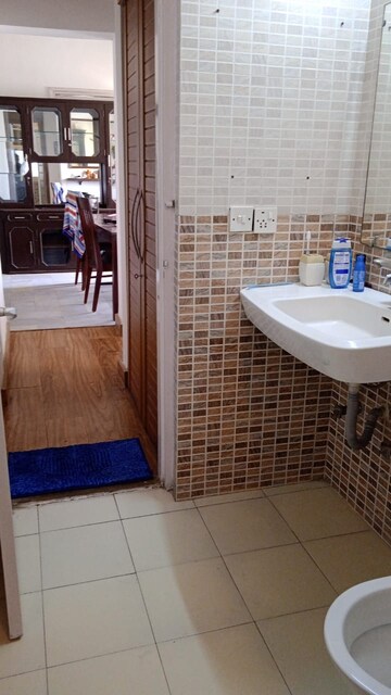 Bathroom in 2 BHK Apartment at DLF Silver Oaks, Sector 26 – for Rent