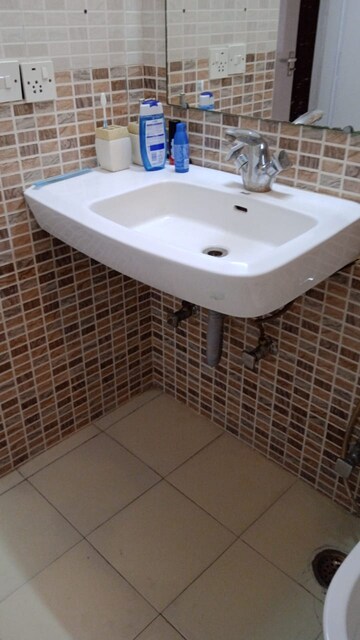 Bathroom in 2 BHK Apartment at DLF Silver Oaks, Sector 26 – for Rent