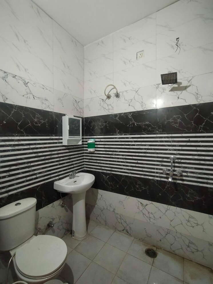 Attached Bathroom, dhakoli 2 Bedroom 1000 Sq.Ft. Builder Floor In Dhakoli Zirakpur 9044154
