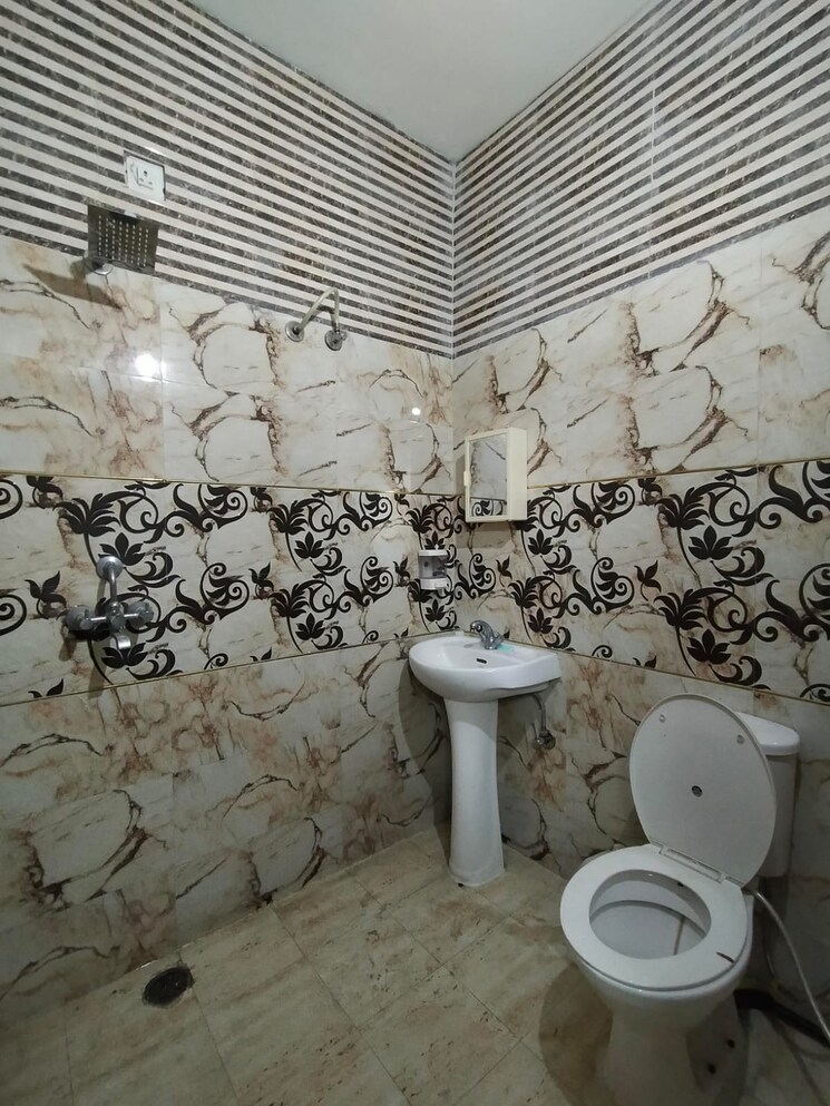 Bathroom, dhakoli 2 Bedroom 1000 Sq.Ft. Builder Floor In Dhakoli Zirakpur 9044154