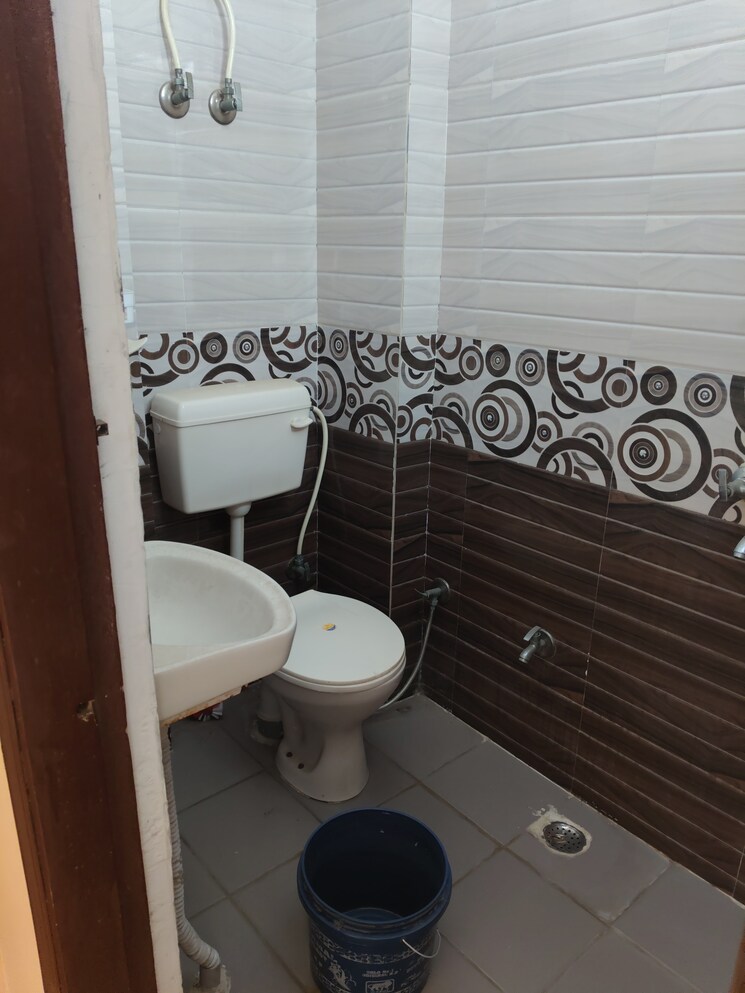 Attached Bathroom, palam vihar 3 Bedroom 900 Sq.Ft. Builder Floor In Palam Vihar Gurgaon 9044382