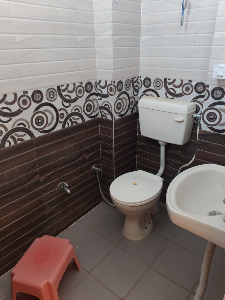 Attached Bathroom, palam vihar 3 Bedroom 900 Sq.Ft. Builder Floor In Palam Vihar Gurgaon 9044382