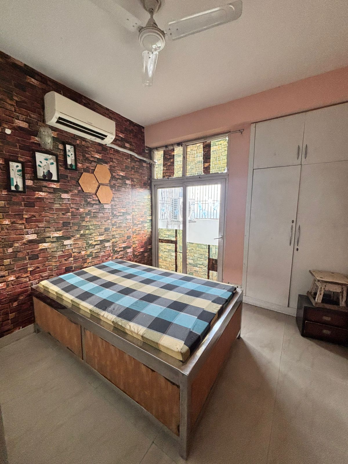 2 BHK Apartment For Rent in Rishabh Iris Tower