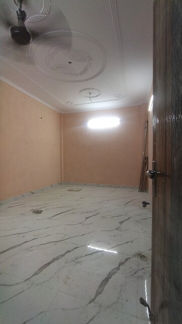 Room in 3 BHK Builder Floor at Govindpuri – for Rent
