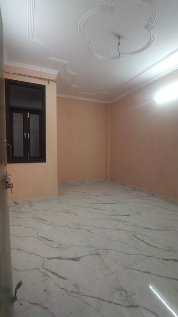 Room in 3 BHK Builder Floor at Govindpuri – for Rent