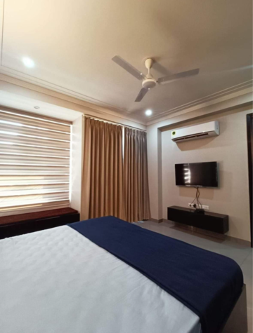 Bedroom in 4 BHK Apartment at Juhu – for Rent