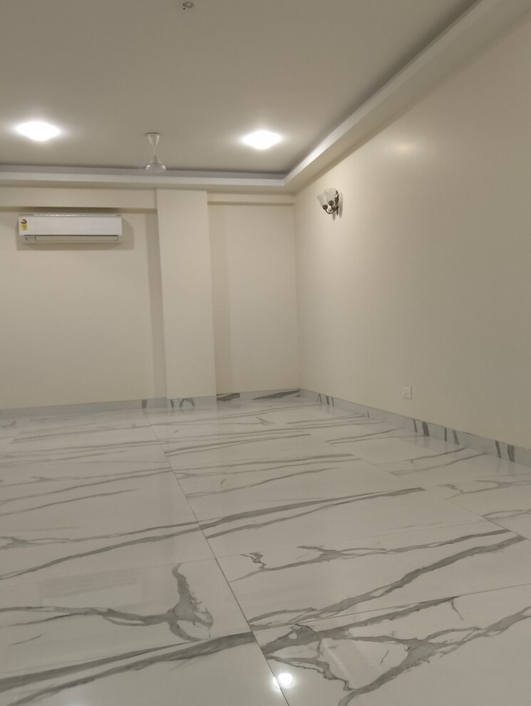 Room, east of kailash 3 Bedroom 2000 Sq.Ft. Builder Floor In East Of Kailash Delhi 9044773