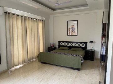 Bedroom in 3 BHK Builder Floor at Dlf Phase ii – for Rent