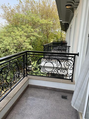 Balcony in 3 BHK Builder Floor at Dlf Phase ii – for Rent
