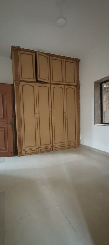 Room in 2 BHK Apartment at Hillslope CHS, Pali Hill – for Rent