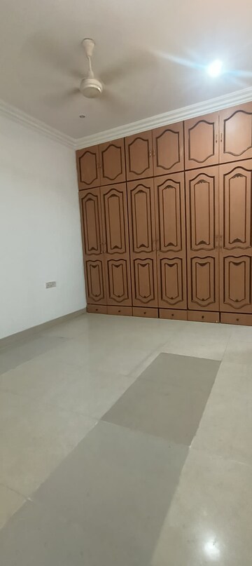 Room in 2 BHK Apartment at Hillslope CHS, Pali Hill – for Rent