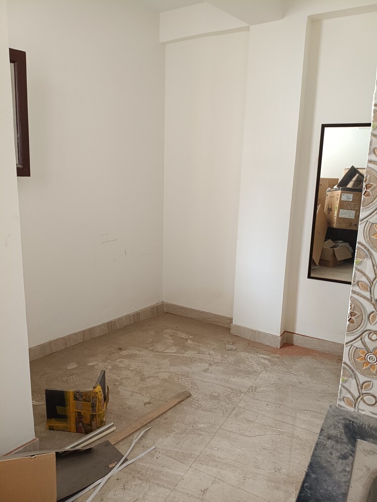 Room, new friends colony 5 Bedroom 502 Sq.Yd. Independent House In New Friends Colony Delhi 9045060