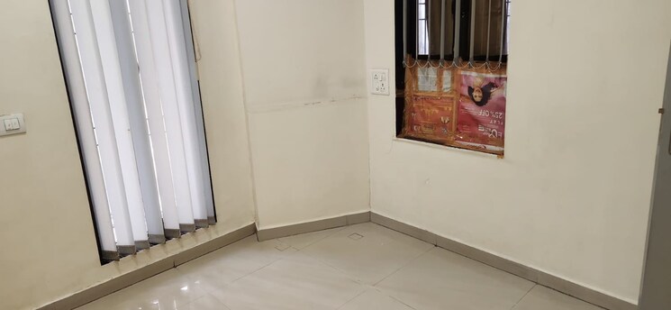 Room, ram-building Commercial Office Space 350 Sq.Ft. In Naupada Thane 9045128