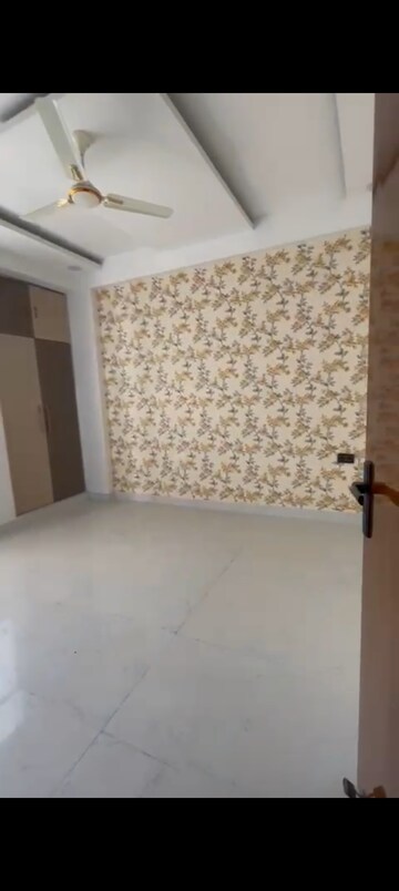 Room in 3 BHK Builder Floor at Knowledge Park V Greater Noida – for Rent
