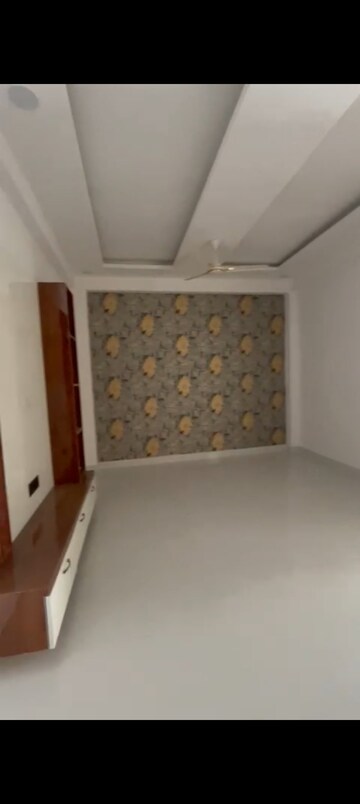 Room in 3 BHK Builder Floor at Knowledge Park V Greater Noida – for Rent