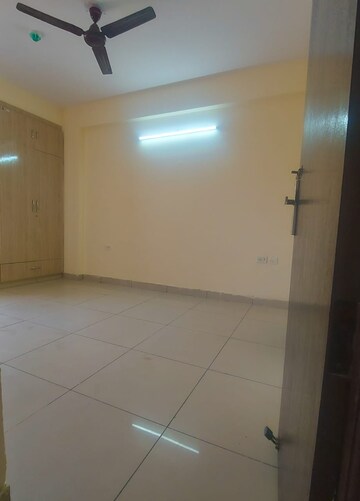 Room in 3 BHK Apartment at Panchsheel Hynish, Sector 1 Greater Noida – for Rent