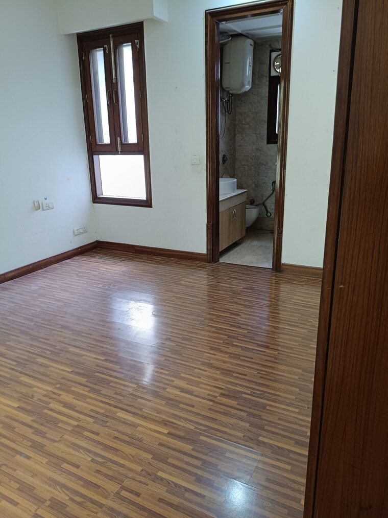 Room, new friends colony 6 Bedroom 500 Sq.Yd. Independent House In New Friends Colony Delhi 9045268
