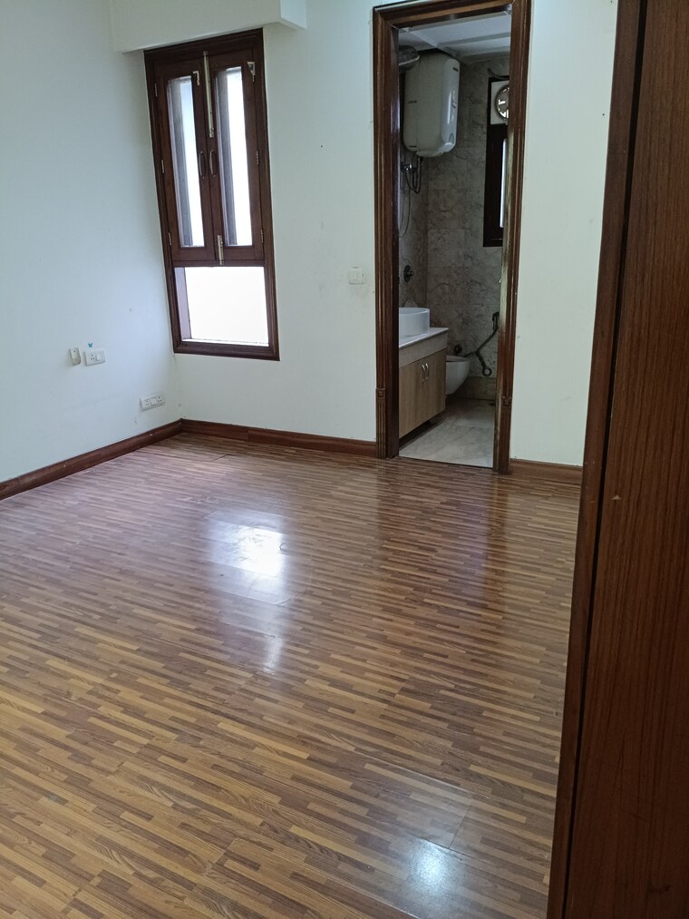 Room, new friends colony 6 Bedroom 500 Sq.Yd. Independent House In New Friends Colony Delhi 9045268