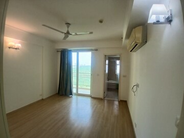 Room in 3 BHK Apartment at DLF Park Place, Sector 54 – for Rent