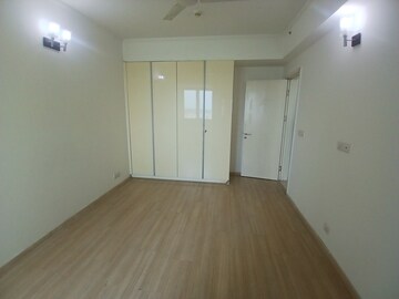 Room in 3 BHK Apartment at DLF Park Place, Sector 54 – for Rent