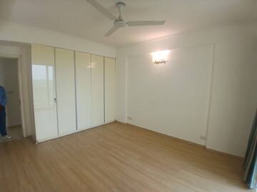 Room in 3 BHK Apartment at DLF Park Place, Sector 54 – for Rent
