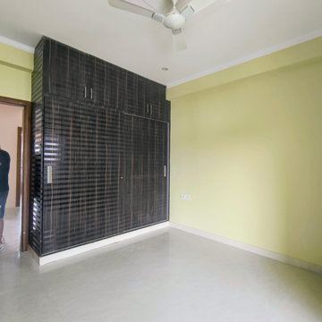 Room in 2.5 BHK Builder Floor at Sector 23 – for Rent