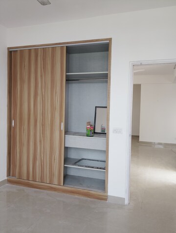 Room in 2 BHK Apartment at Suncity Avenue 76, Sector 76 – for Rent