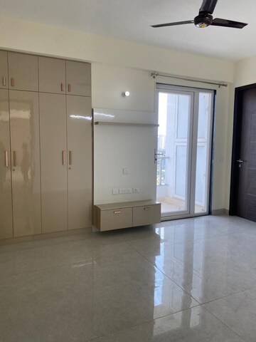 Room in 5 BHK Apartment at Emerald Green, Sector 52 – for Rent