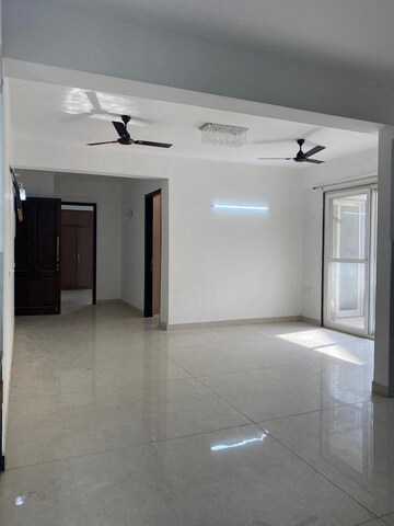 Room in 5 BHK Apartment at Emerald Green, Sector 52 – for Rent