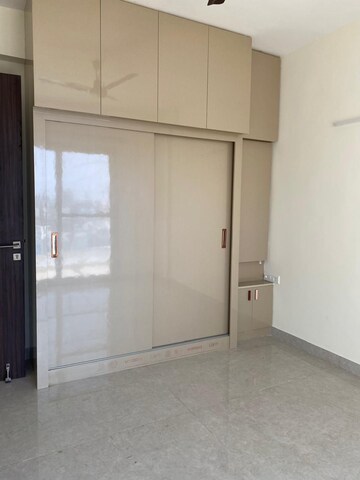 Room in 5 BHK Apartment at Emerald Green, Sector 52 – for Rent