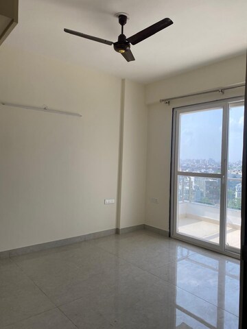 Room in 5 BHK Apartment at Emerald Green, Sector 52 – for Rent