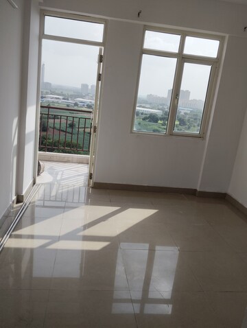Room in 2 BHK Apartment at Suncity Avenue 76, Sector 76 – for Rent