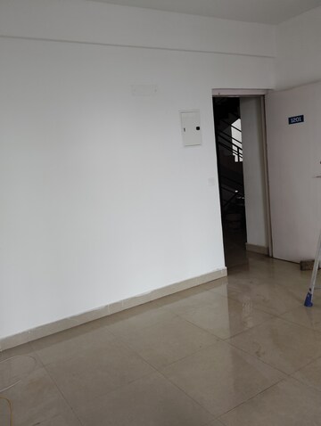 Room in 2 BHK Apartment at Suncity Avenue 76, Sector 76 – for Rent