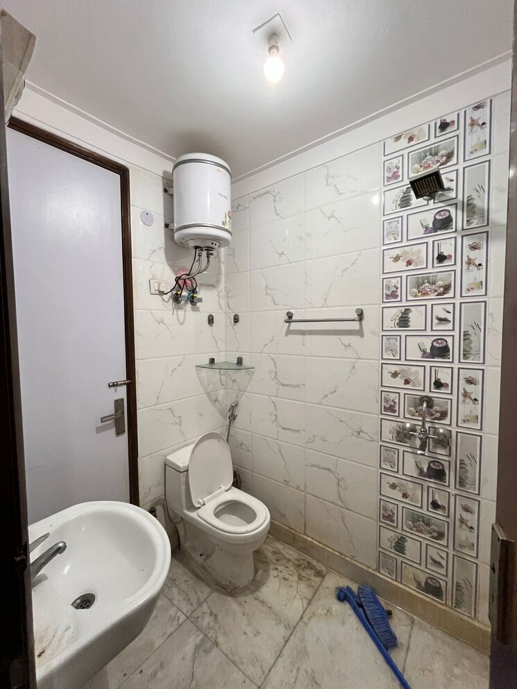 Bathroom, khirki extension 3 Bedroom 1100 Sq.Ft. Apartment In Khirki Extension Delhi 9045522