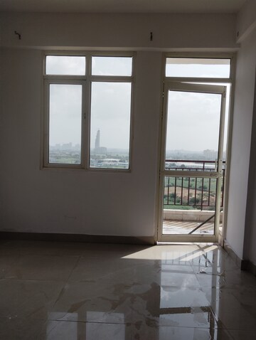 Room in 2 BHK Apartment at Suncity Avenue 76, Sector 76 – for Rent