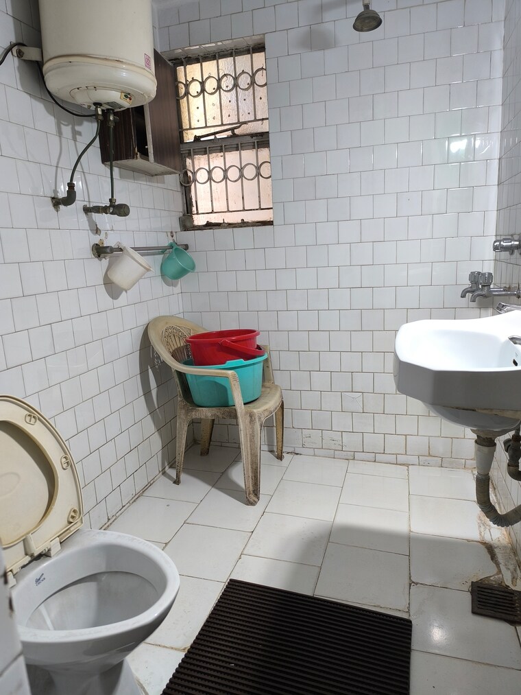 Bathroom, vasant kunj 3 Bedroom 1500 Sq.Ft. Apartment In Vasant Kunj Delhi 9045702