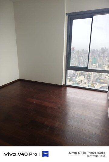 Room in 3 BHK Apartment at Piramal Mahalaxmi, Mahalaxmi – for Rent